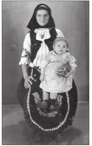 Radmila (Radojičić) Đorđević drži bratanicu Slobodanku Radojičić, 1945. godine